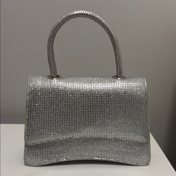 Elegant Silver Handbag - Picture 1 of 1